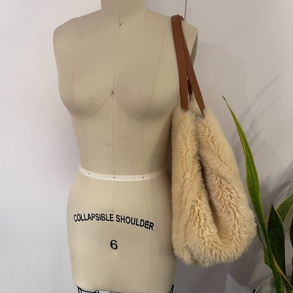 CELINE PHANTOM  MEDIUM TOTE WITH POUCH REVERSIBLE SILVER METALLIC AND SHEARLING - Picture 5 of 9